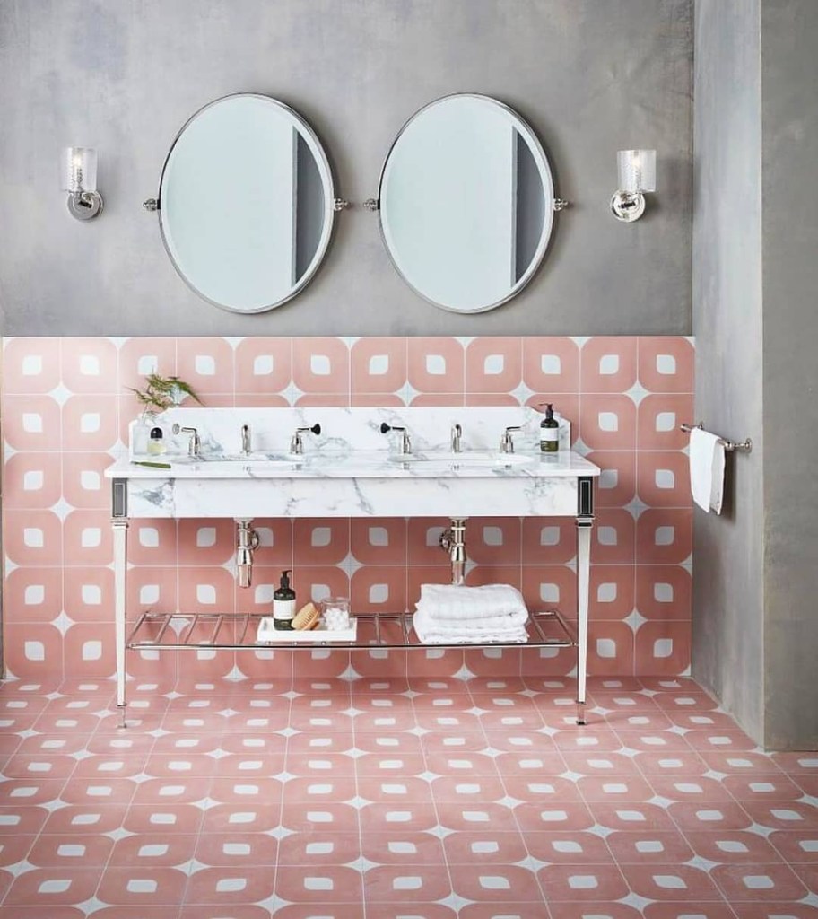 Banheiro com ladrilhos rosas estampados