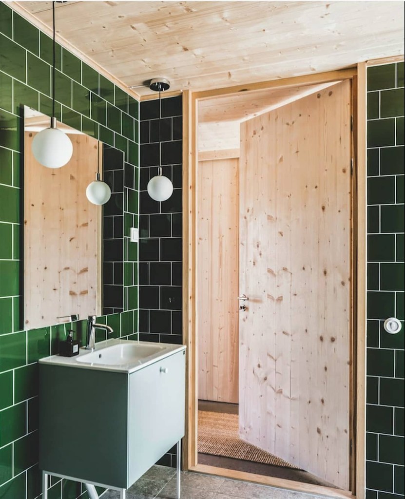 banheiros=coloridos-ideias6 Banheiro com subway tiles verdes e revestimentos em madeira