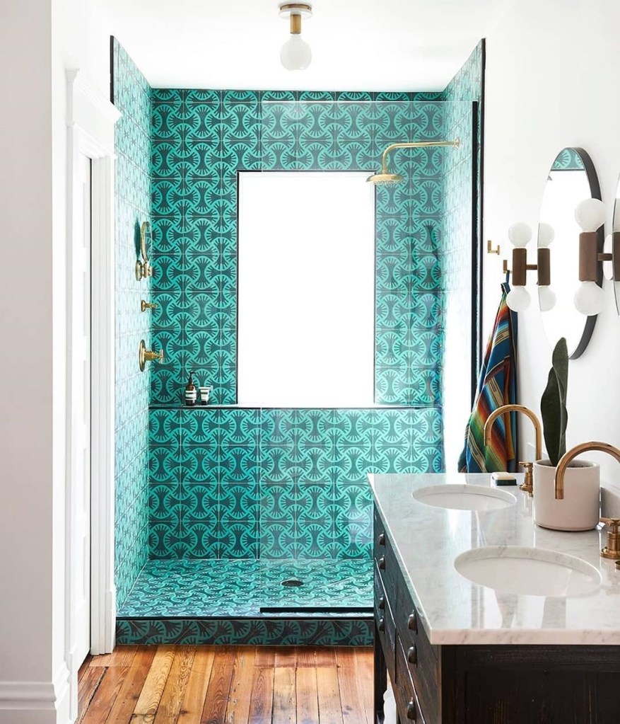banheiros=coloridos-ideias7 Banheiro com azulejos estampados azuis