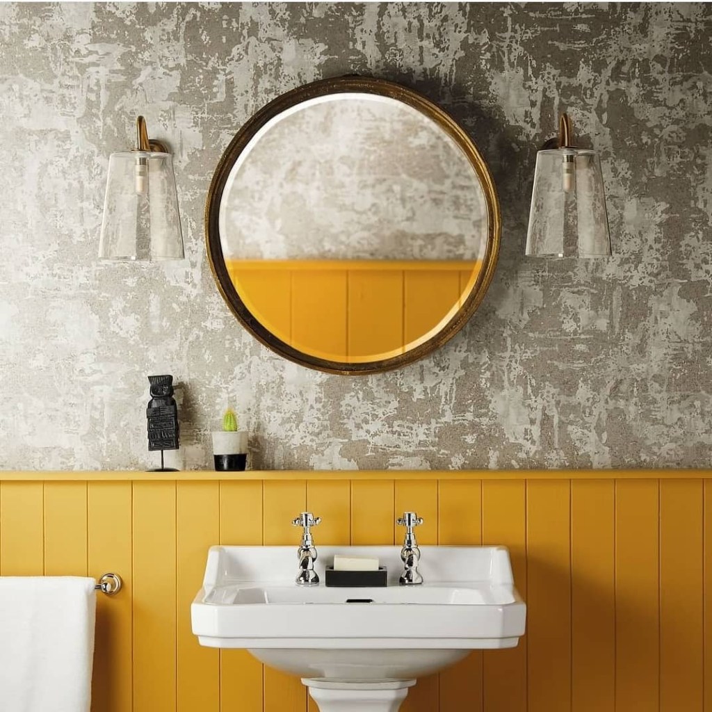 Banheiro com meia parede em madeira pintada em amarelo