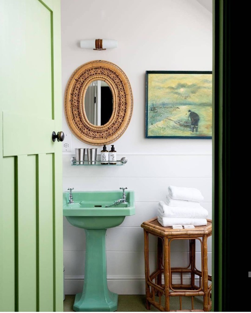 banheiros=coloridos-ideias9 Banheiro com porta verde e pia verde