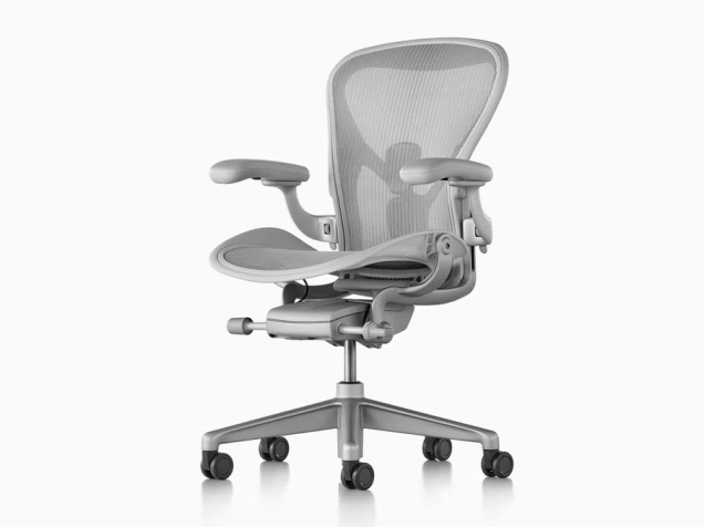 <span style="font-weight: 400">Todo<a href="https://store.hermanmiller.com.br/"> o site da Herman Miller</a> está com 15% de desconto até o próximo dia 30, incluindo itens de mobiliário como cadeiras para escritório, poltronas e mesas. A loja <a href="https://design.novoambiente.com/home/">Novo Ambiente</a> também vende produtos da grife, como a cadeira Aeron (foto), de R$ 10.785 por R$ 8.700.</span> 