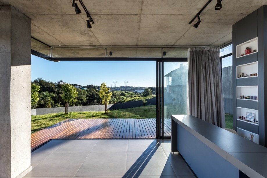 Casa de 190 m² com dois níveis e aberta para a paisagem