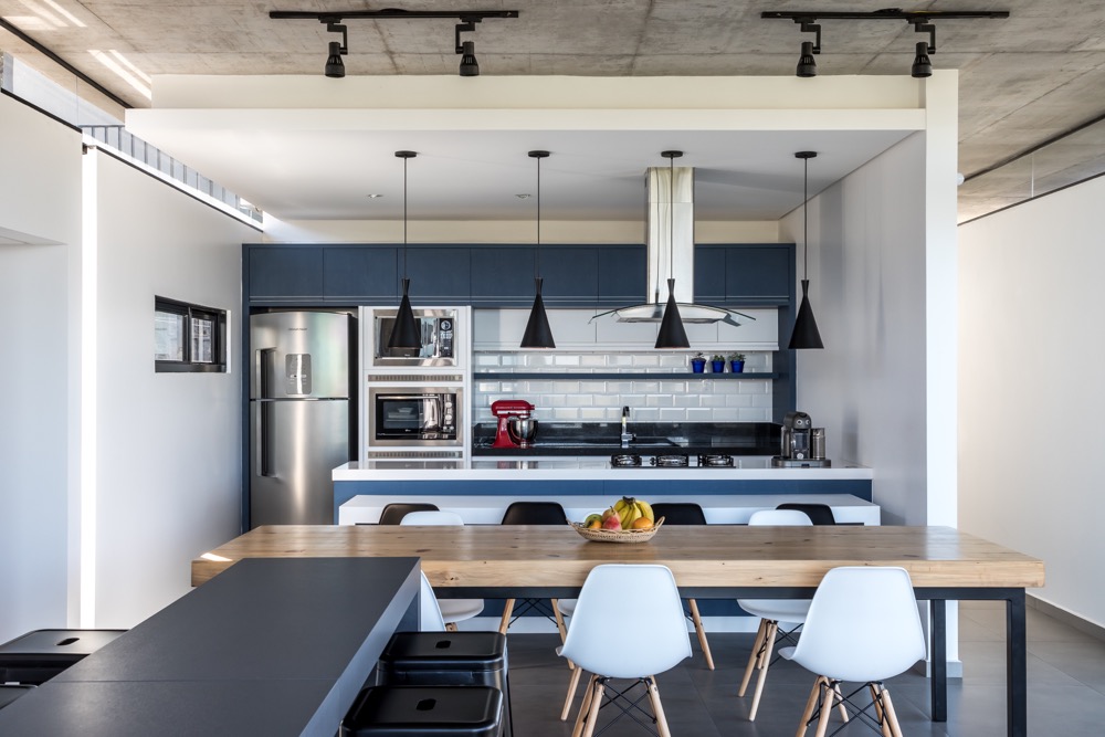 Cozinha com cinza, branco e azul