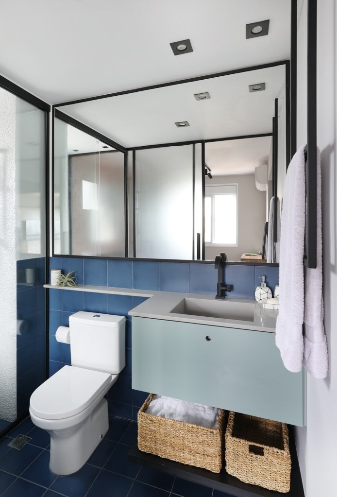 Ambientes pequenos; apartamentos pequenos; banheiro pequeno; azulejo azul