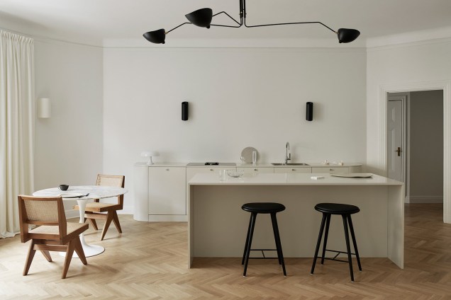 A minimalist round kitchen in a warm tone softens the modern design and gives the kitchen an updated and scandinavian look in this beautiful interior dream.