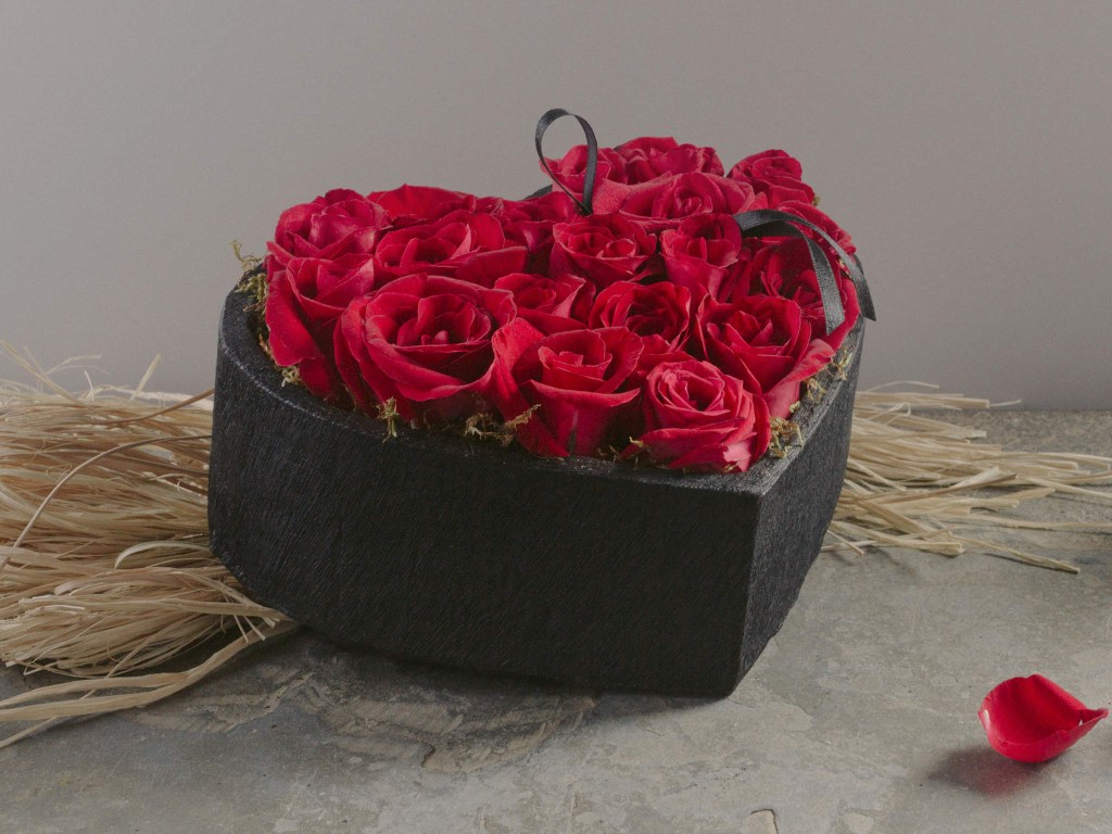 Arranjo de rosas vermelhas em formato de coração