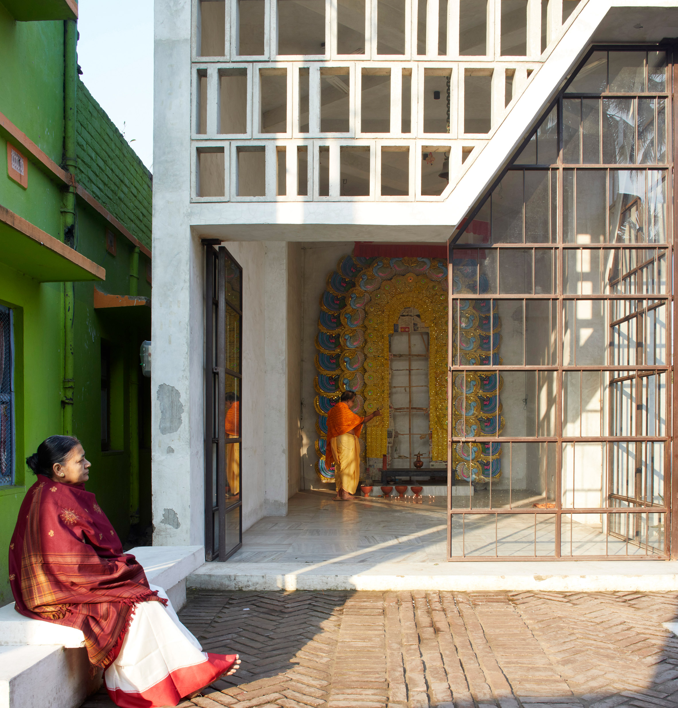 Templo hindu de concreto treliçado e vidro é criado na Índia