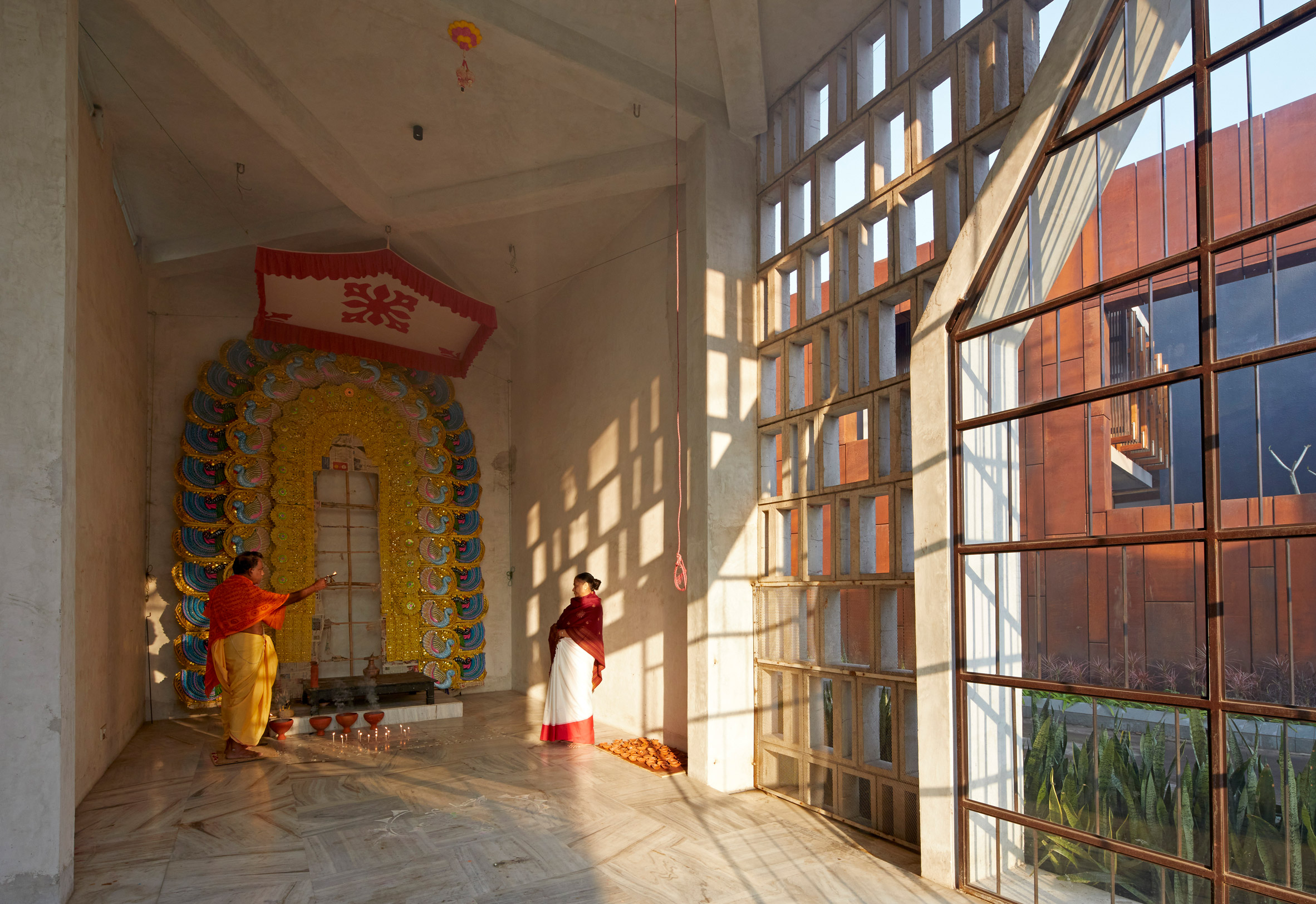Templo hindu de concreto treliçado e vidro é criado na Índia