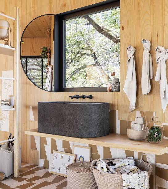 Loft Casal com Bebê, por Nina Zamith | No espaço do casal, os neutros aparecem nas tonalidades do cru, off white e areia; e para o bebê, já surge o verde (que começa como pano de fundo pro espelho oval), ao lado de uma paleta terrosa, que traz aconchego. Além disso, uma estante vazada torna o banheiro mais privativo, funciona como biombo e armário improvisado. Os elementos naturais e a forte conexão com a natureza ganharam destaque em diversos pontos.