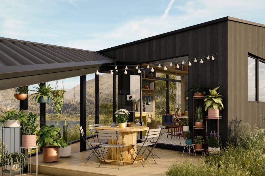 Cozinha, por Rodrigo Ferreira Arquitetura | Um dos focos para criar a cozinha de 19m2 da casa principal foi pensar em um espaço onde a família toda pudesse se reunir e preparar as refeições em conjunto, com elementos para agradar pais e filhos. Na ilha central, há uma lousa na altura certa para estimular a interação com Ben e Cora. E ao longo de todo o projeto de marcenaria (Salamonde Marcenaria), o arquiteto Rodrigo Ferreira incluiu tablados retráteis - basta puxar para criança subir e ficar na altura da bancada. Os tampos em pedra sintética (Cozendei Mármores e Granitos) são resistentes, práticos, e não mancham.