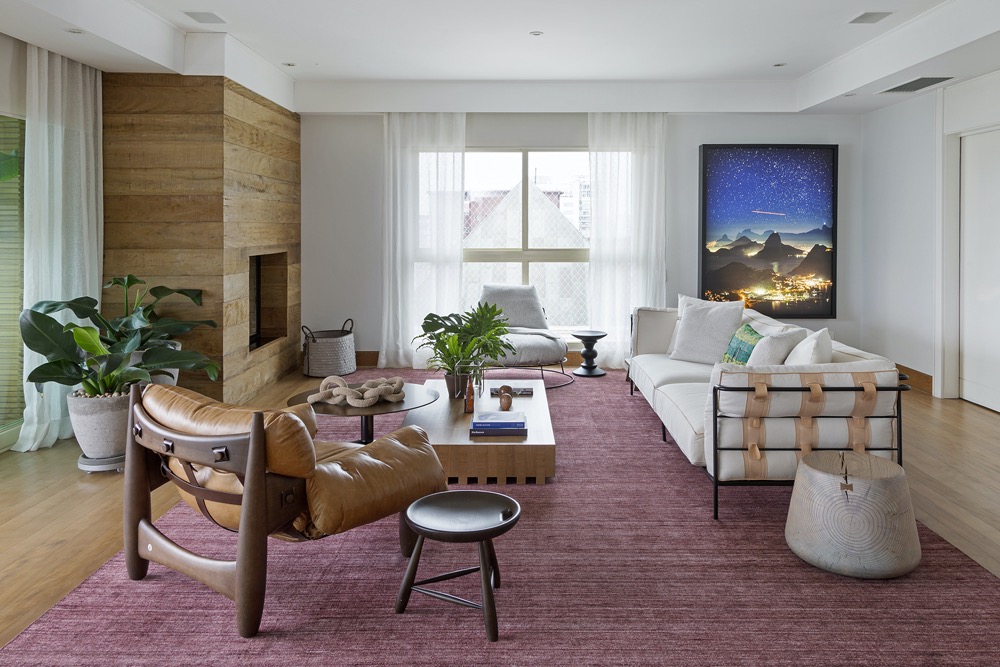 Sala com tapete rosa e sofá claro