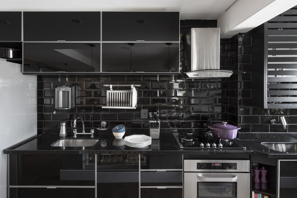 backsplash-cozinha-ideias1 Cozinha com armários e revestimentos pretos