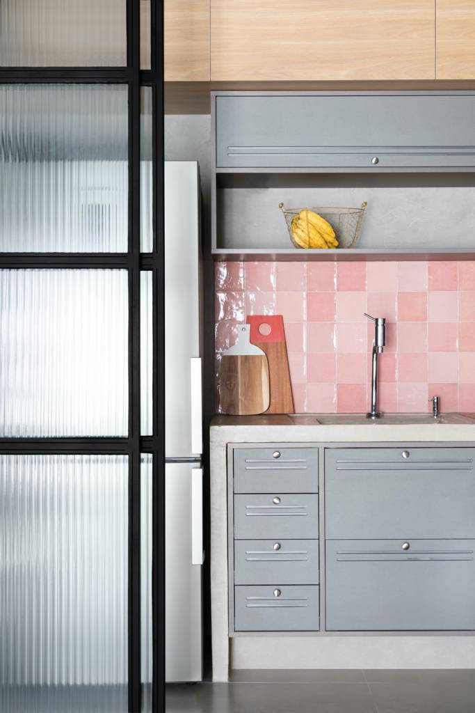 Cozinha de estilo industrial com azulejos rosa