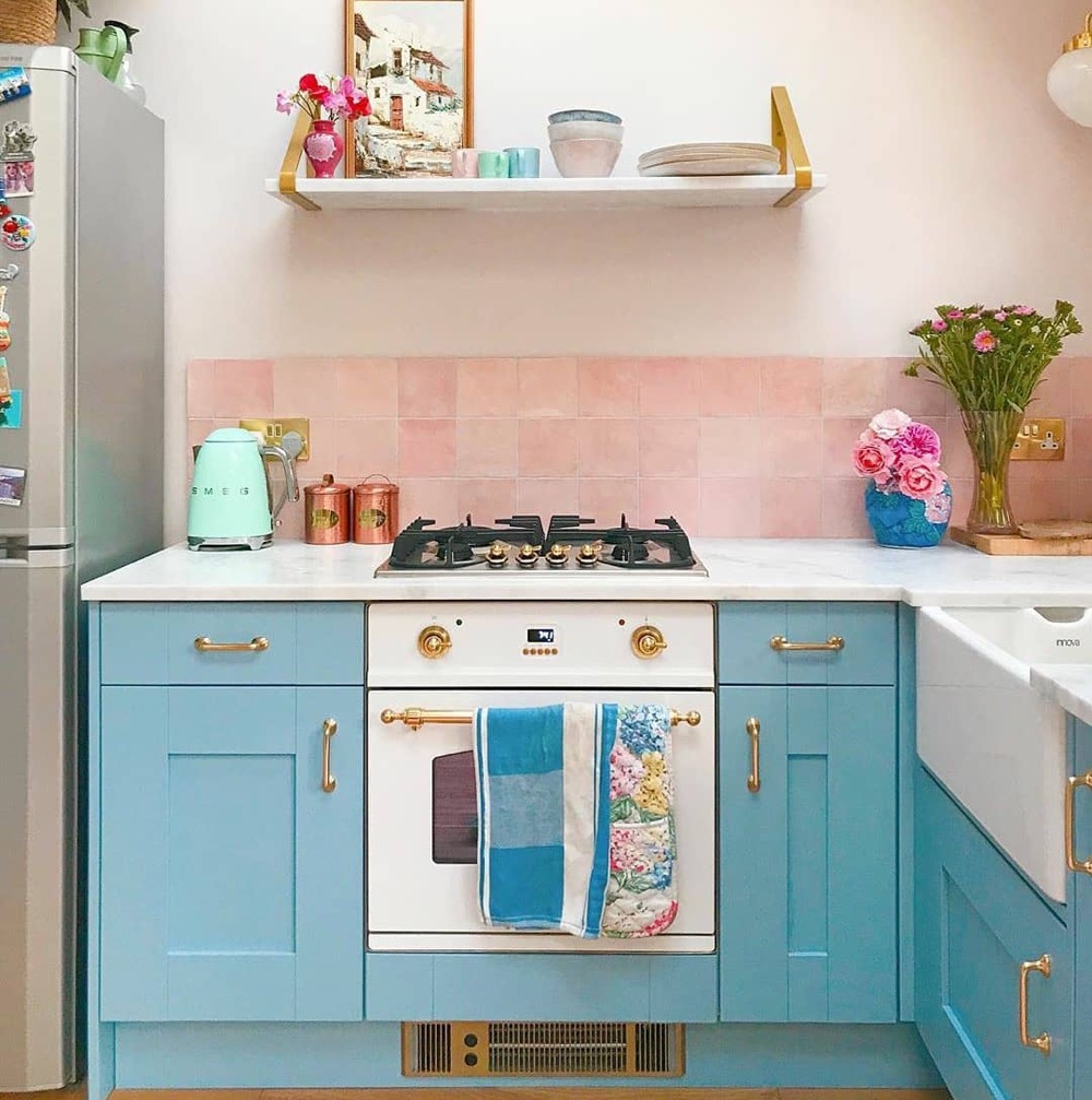 backsplash-cozinha-ideias5 Cozinha com armários azuis e azulejo rosa