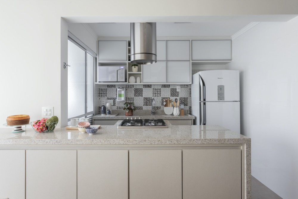 backsplash-cozinha-ideias9 Cozinha com armários de madeira clara e azulejos cinza