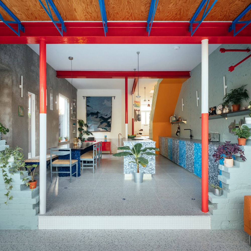 Reforma transforma casa colorida em Londres