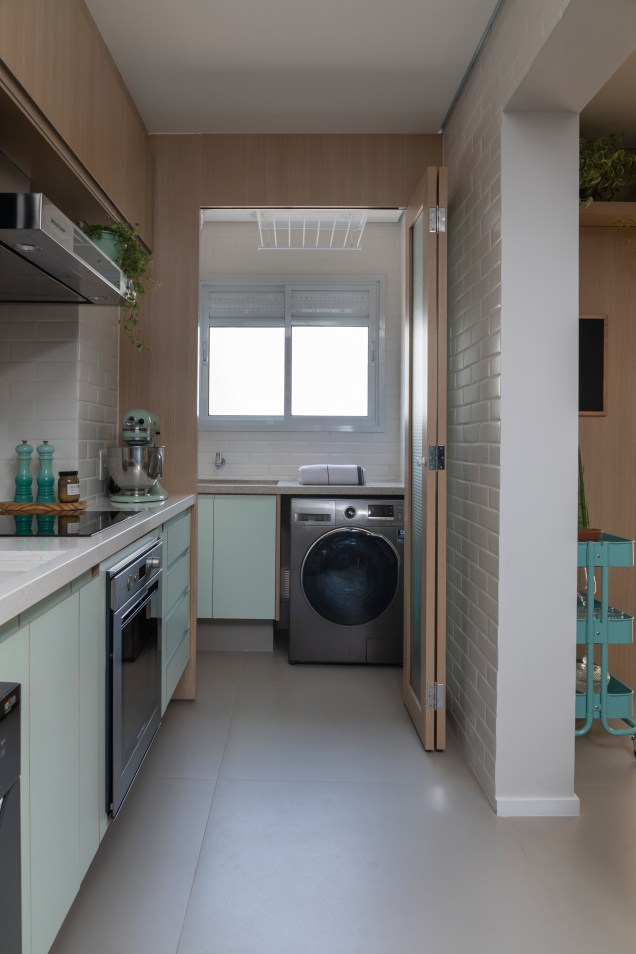 Na moderna cozinha, Marina Carvalho elegeu um mix de tijolinhos para revestir as paredes, marcenaria clara e eletrodomésticos em inox