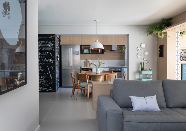Para promover melhor integração e aproveitamento de ambientes, Marina Carvalho optou por não segmentar sala e cozinha, mantendo ambas abertas.