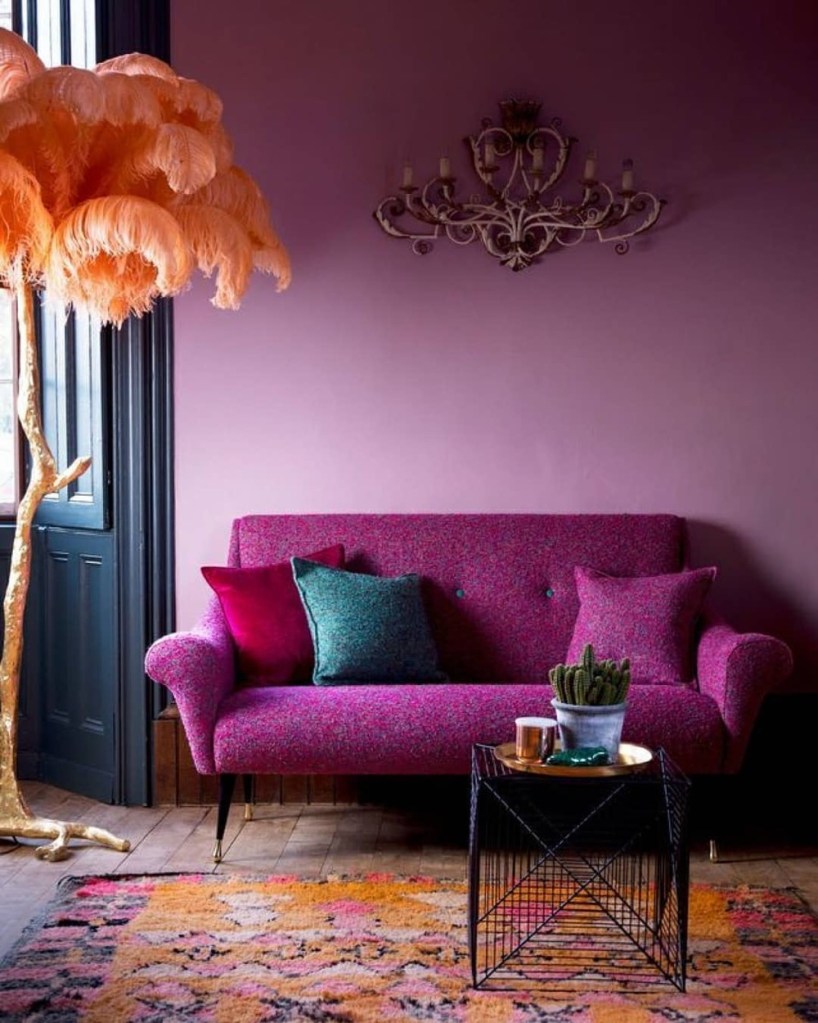 sala com sofá roxo