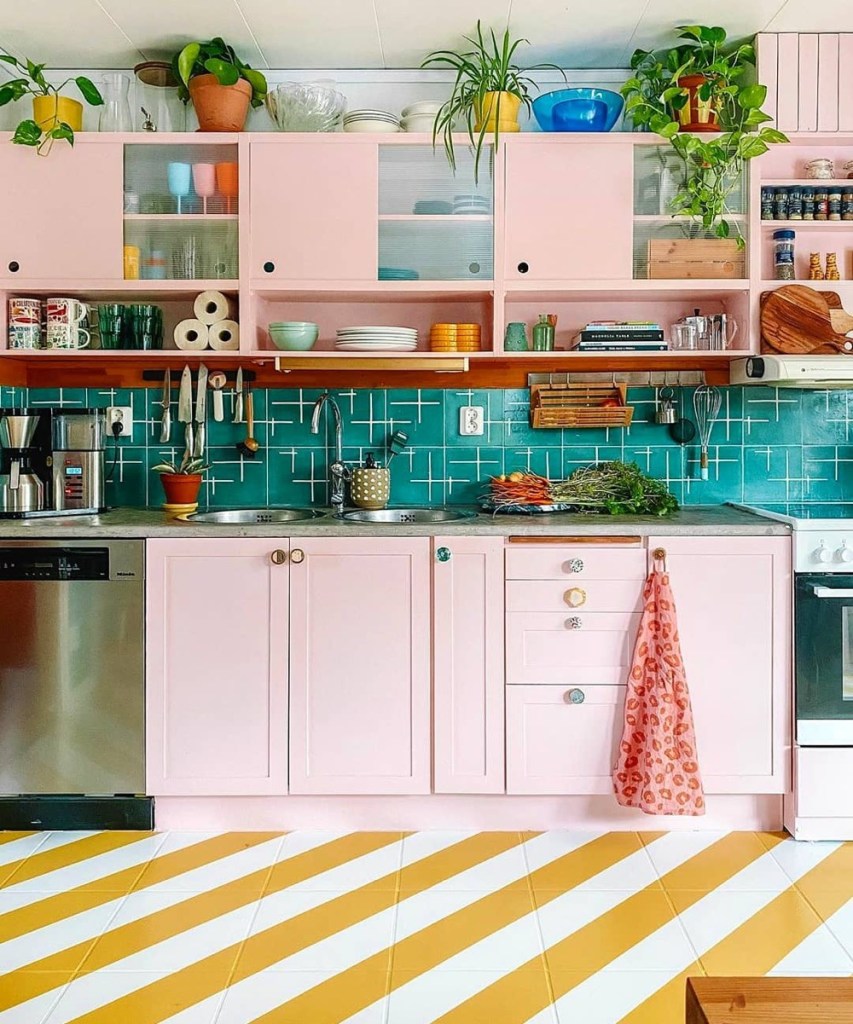 cozinha com armários rosa