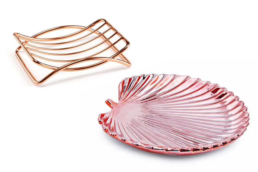 <span style="font-weight: 400">Saboneteira de aço (</span><a href="https://click.linksynergy.com/deeplink?id=*c/aJk4Tx54&mid=44971&murl=https%3A%2F%2Fwww.telhanorte.com.br%2Fsaboneteira-arthi-de-aco-rose-gold-1621041%2Fp&u1=Casa.com" target="_blank" rel="noopener"><span style="font-weight: 400">R$ 17,01</span></a><span style="font-weight: 400">) e porta-coisas de cerâmica (</span><a href="https://click.linksynergy.com/deeplink?id=*c/aJk4Tx54&mid=44971&murl=https%3A%2F%2Fwww.telhanorte.com.br%2Ffolha-em-ceramica-rose-gold-mart-1759256%2Fp&u1=Casa.com" target="_blank" rel="noopener"><span style="font-weight: 400">R$ 69,90</span></a><span style="font-weight: 400">), na Telhanorte.</span> <span style="font-weight: 400">Saboneteira de aço (</span><a href="https://click.linksynergy.com/deeplink?id=*c/aJk4Tx54&mid=44971&murl=https%3A%2F%2Fwww.telhanorte.com.br%2Fsaboneteira-arthi-de-aco-rose-gold-1621041%2Fp&u1=Casa.com" target="_blank" rel="noopener"><span style="font-weight: 400">R$ 17,01</span></a><span style="font-weight: 400">) e porta-coisas de cerâmica (</span><a href="https://click.linksynergy.com/deeplink?id=*c/aJk4Tx54&mid=44971&murl=https%3A%2F%2Fwww.telhanorte.com.br%2Ffolha-em-ceramica-rose-gold-mart-1759256%2Fp&u1=Casa.com" target="_blank" rel="noopener"><span style="font-weight: 400">R$ 69,90</span></a><span style="font-weight: 400">), na Telhanorte.</span>