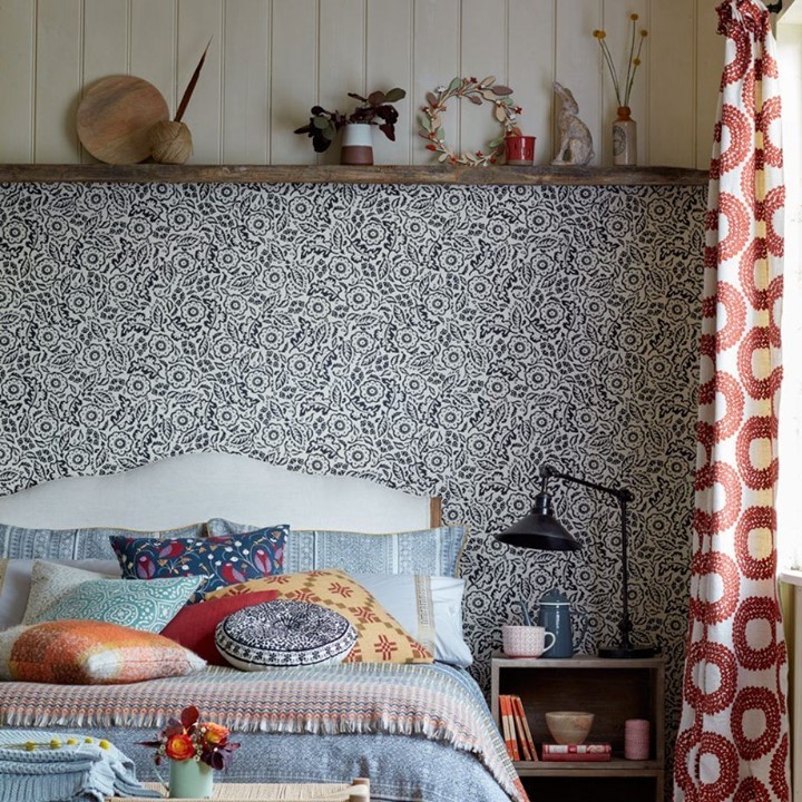 Quarto decorado com diversas estampas