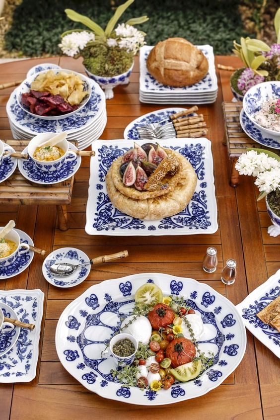 E que tal um almoço ou jantar temático? Esta mesa posta com referência aos azulejos portugueses te fará matar um pouquinho a saudade do país no velho continente.