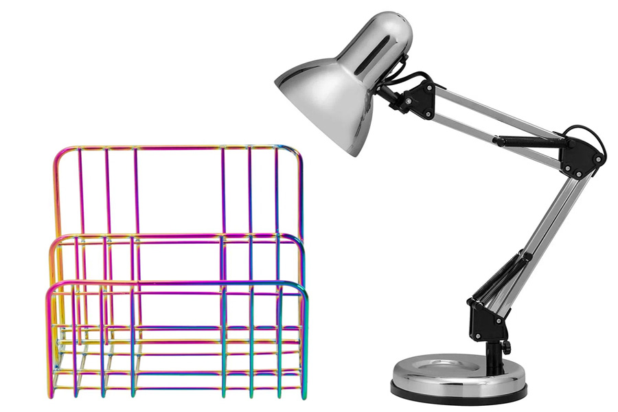 <span style="font-weight: 400">Porta-correspondência (</span><a href="https://v2.afilio.com.br/tracker.php?banid=4553067&campid=65257;2830&siteid=59711&url=https%253A%252F%252Fwww.tokstok.com.br%252Fporta-correspondencia-rainbow-cromismo%252Fp%253Futm_source%253Dafilio%2526utm_medium%253Dafiliados%2526utm_campaign%253Ddeeplink%2526utm_term%253D59711%2526a%253Da" target="_blank" rel="noopener"><span style="font-weight: 400">R$ 35,90</span></a><span style="font-weight: 400">) e luminária de mesa cromada (</span><a href="https://v2.afilio.com.br/tracker.php?banid=4553070&campid=65257;2830&siteid=59711&url=https%253A%252F%252Fwww.tokstok.com.br%252Fluminaria-mesa-cromado-preto-arkit%252Fp%253Futm_source%253Dafilio%2526utm_medium%253Dafiliados%2526utm_campaign%253Ddeeplink%2526utm_term%253D59711%2526a%253Da" target="_blank" rel="noopener"><span style="font-weight: 400">R$ 205,90</span></a><span style="font-weight: 400">), na Tok&Stok</span>