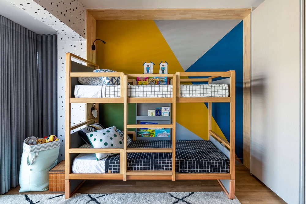 quarto infantil com beliche a parede colorida