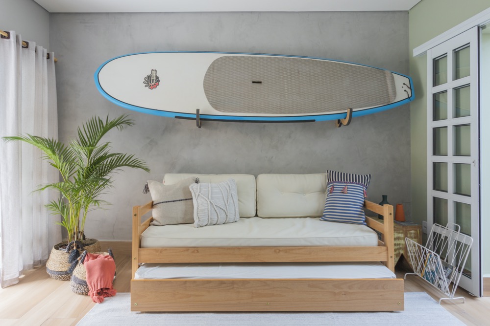 reforma-apartamento-camburi-binachi-lima12 sala com prancha de surf pendurada na parede