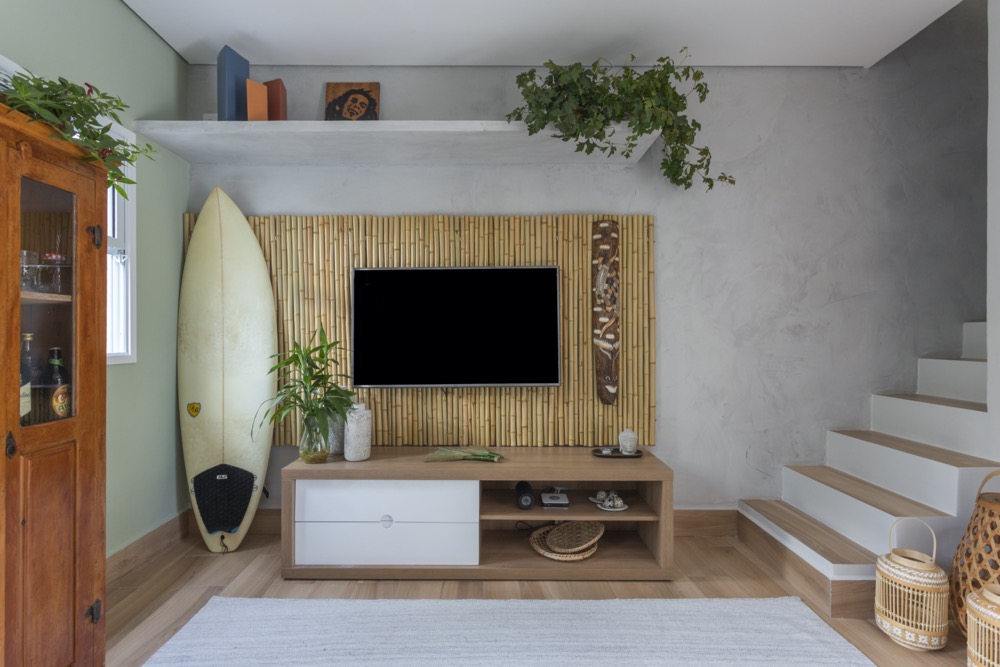 sala de apartamento na praia com painel de bambu