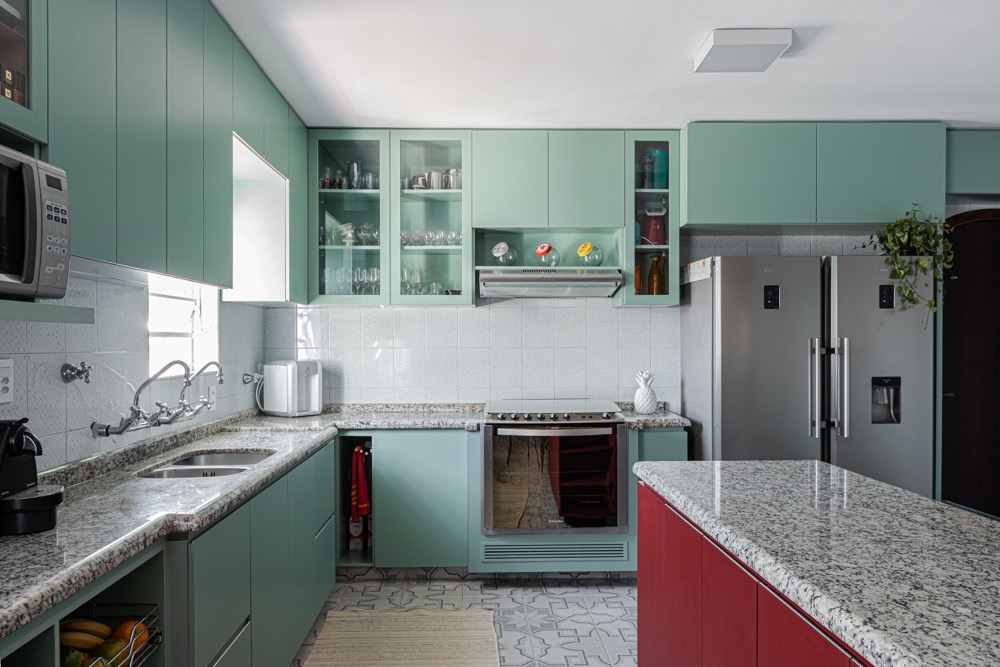cozinha integrada com armários verdes