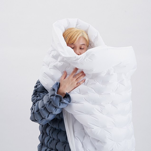 <span style="font-weight: 400">O Pneumatics Touch é um tipo de tecido inflável e com alto nível de isolamento térmico. A designer Sheryl Teng, que desenvolveu o material, desenhou roupas, bolsas e divisórias de ambientes com ele.</span>