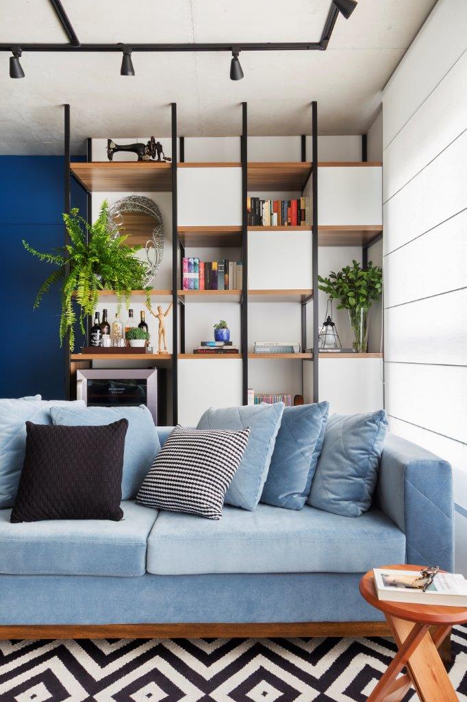 Apartamento de 80m² traduz estilo de vida urbano com pontos de azul