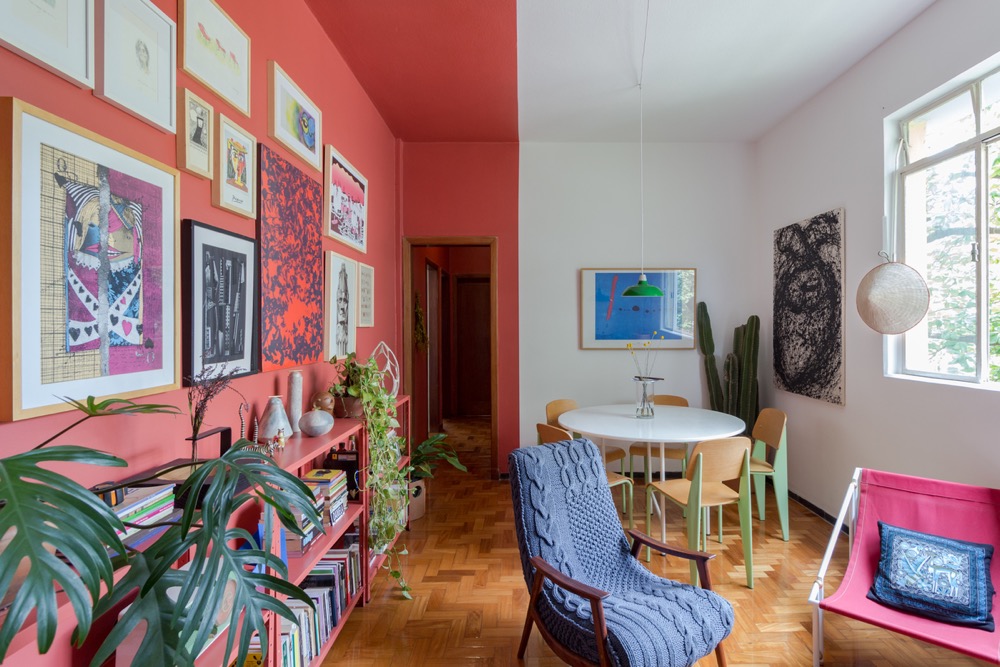 Apartamento alugado é repleto de cores e memórias afetivas