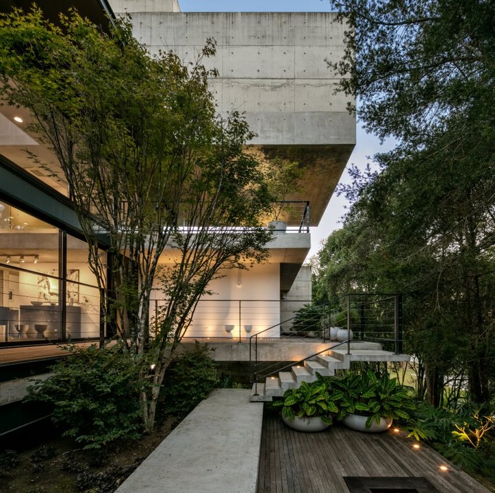 Casa em Curitiba tem estética da arquitetura moderna paulista