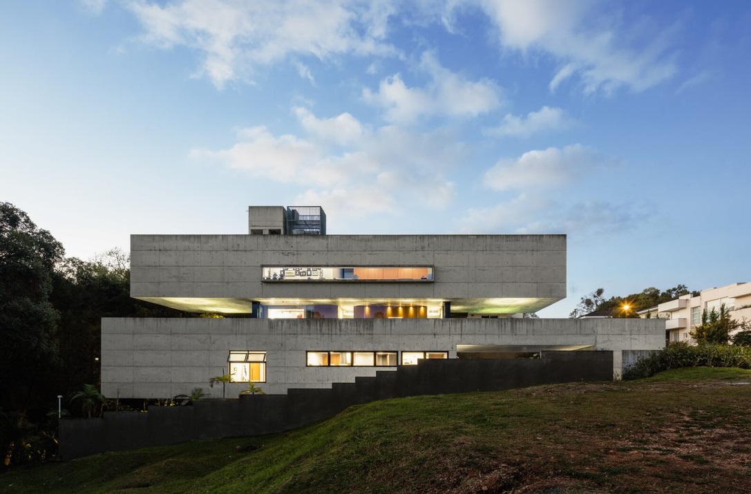Casa em Curitiba tem estética da arquitetura moderna paulista