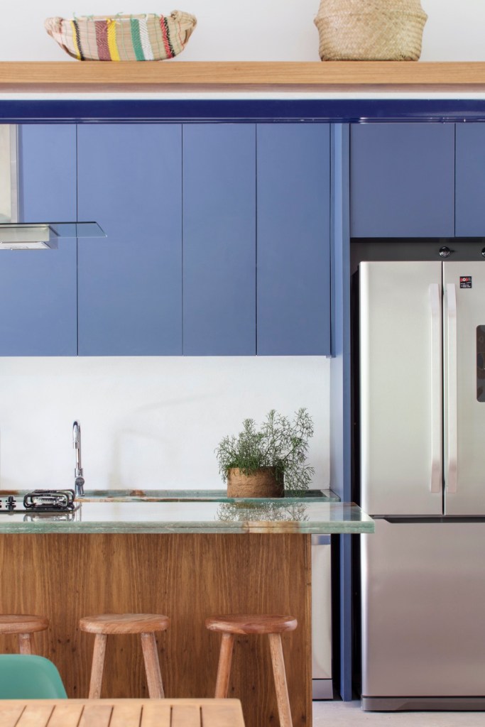 cozinha com armários azuis
