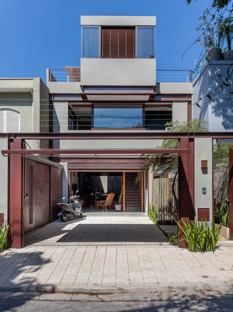 casa-de-tres-andares-e-estilo-industrial-em-sao-paulo-casa.comCasa em Vila Nova Conceição projetada pela arquiteta SANDRA SAYEG _ foto 1 casa-de-tres-andares-e-estilo-industrial-em-sao-paulo-casa.comCasa em Vila Nova Conceição projetada pela arquiteta SANDRA SAYEG _ foto 1