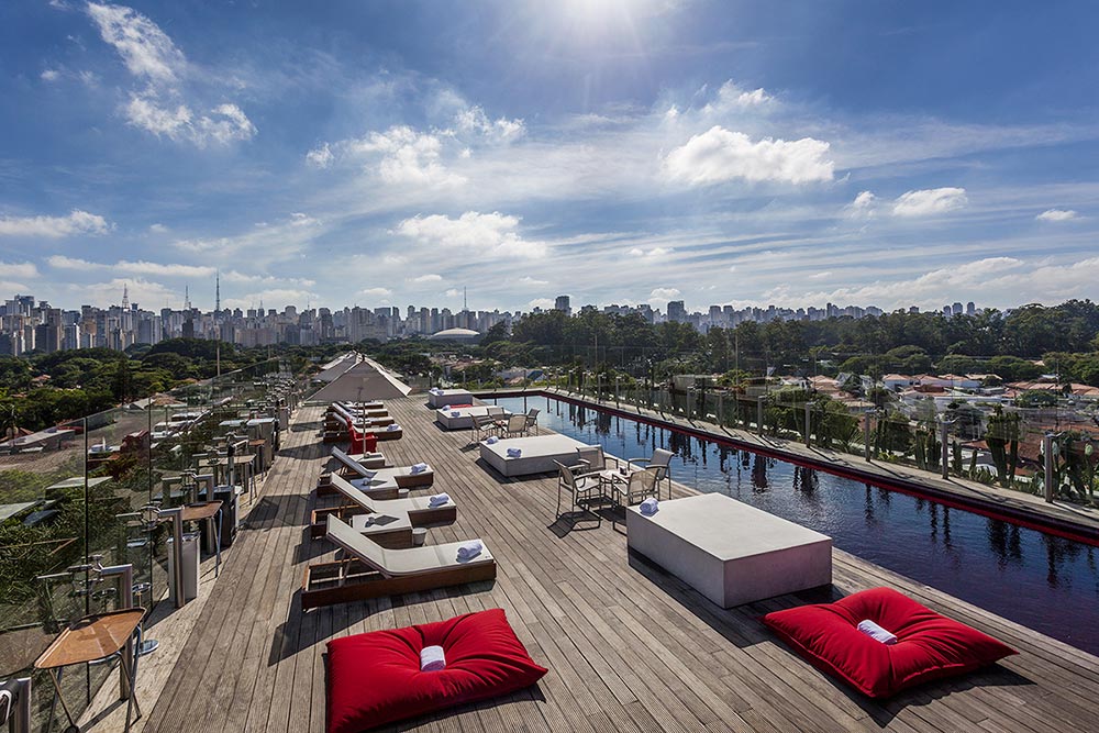 Skye Bar, com deck de madeira, esteiras de praia, e uma piscina estreita e longa.