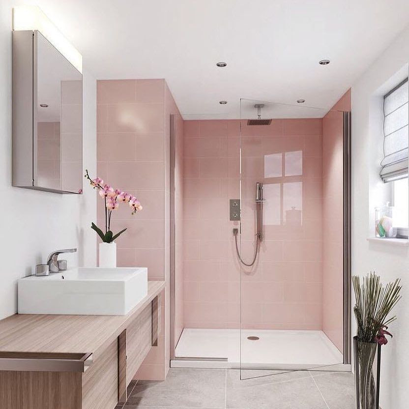 Banheiro com box revestido de azulejos rosa
