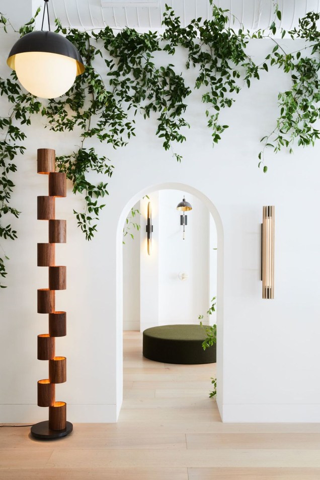 Aposte na vertical – troque o espaço horizontal pelo espaço nas paredes. Este exuberante jardim vertical deu certo graças a alguns ingredientes simples, mas faz com que todo o espaço pareça uma verdadeira selva minimalista. Aposte na vertical – troque o espaço horizontal pelo espaço nas paredes. Este exuberante jardim vertical deu certo graças a alguns ingredientes simples, mas faz com que todo o espaço pareça uma verdadeira selva minimalista.