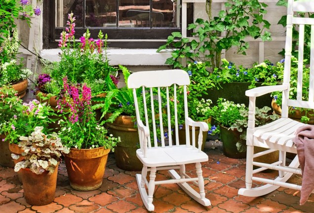 Traga vida para os ambientes – alguns vasos de flores e cadeiras de balanço farão com que um pequeno pátio pareça o seu próprio jardim secreto.