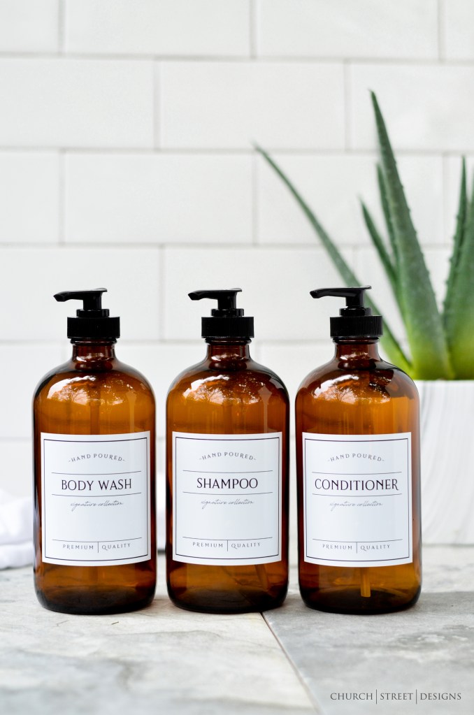 13-dicas-para-decorar-banheiros-pequenos-casa.com-14 Potes para shampoo, condicionador e sabonete líquido, com plástico marrom e tampa de pump preta