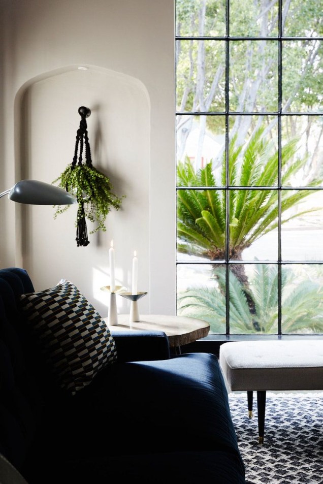 Pendure-as no alto – pendurar as suas plantas como decoração de parede vai transformar qualquer varanda ou interior. É a solução perfeita para uma casa sem jardim. Pendure-as no alto – pendurar as suas plantas como decoração de parede vai transformar qualquer varanda ou interior. É a solução perfeita para uma casa sem jardim.