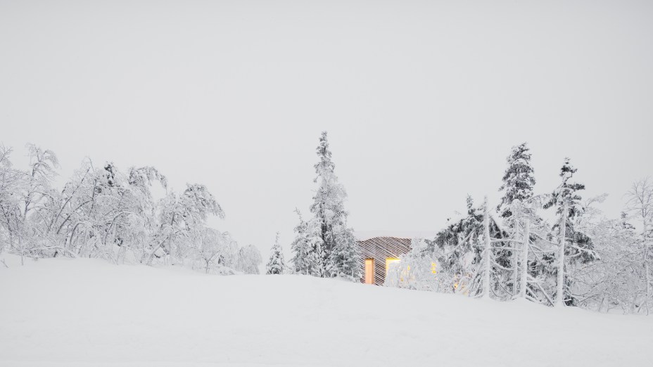 Casa de madeira na Noruega emoldura vista deslumbrante da montanha