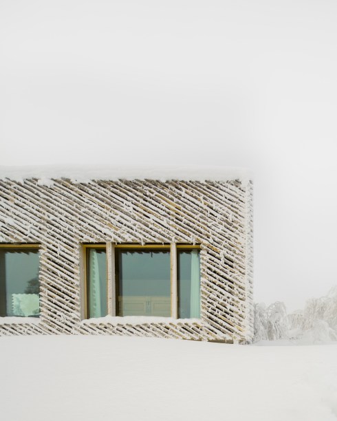 Casa de madeira na Noruega emoldura vista deslumbrante da montanha