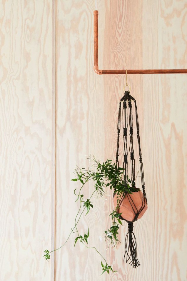 Comece com um terrário – plantas grandes às vezes podem ser uma declaração ousada, mas terrários pequenos, como este em um vaso geométrico, adicionam um apelo único a espaços diminutos. Ele também pode servir como jardim vertical, se você puder pendurá-lo. Comece com um terrário – plantas grandes às vezes podem ser uma declaração ousada, mas terrários pequenos, como este em um vaso geométrico, adicionam um apelo único a espaços diminutos. Ele também pode servir como jardim vertical, se você puder pendurá-lo.