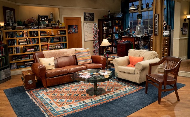 Para os apaixonados por sitcoms antigas, essa vai ser fácil. Basta olhar para a localização perfeita do sofá para lembrar do personagem bastante peculiar. Quem reconhece?